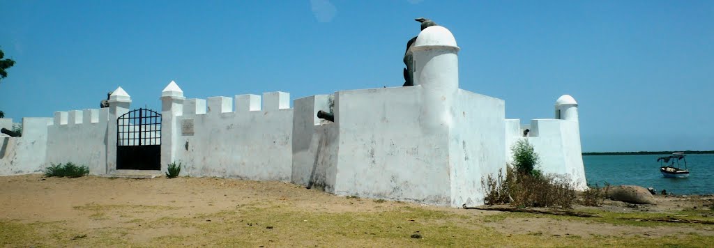 Forte de Cacheu, Guiné-Bissau (Fotografia de António Bico), o forte de Cacheu data de 1588 e serviu de defesa da primeira feitoria portuguesa na região, de apoio ao comércio de tecidos, marfim e escravos by Margarida Bico