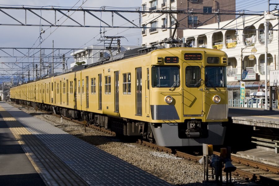 A local train at the Higashi-Fushimi station（東伏見駅に停車する西武新宿線の各駅停車） by urapyon