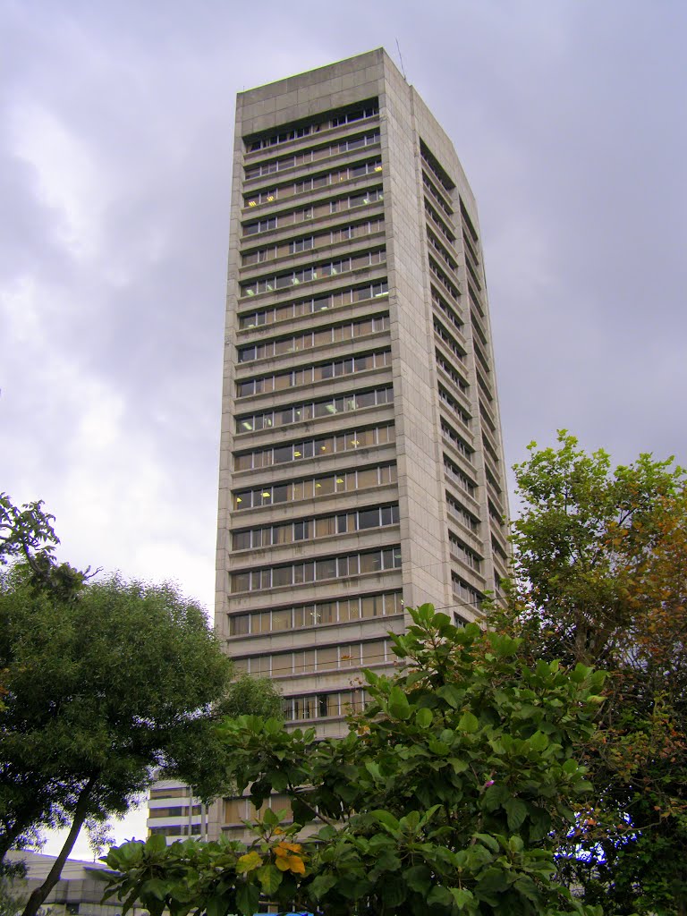 Av Patria, Quito, Ecuador by Carlos Echanique