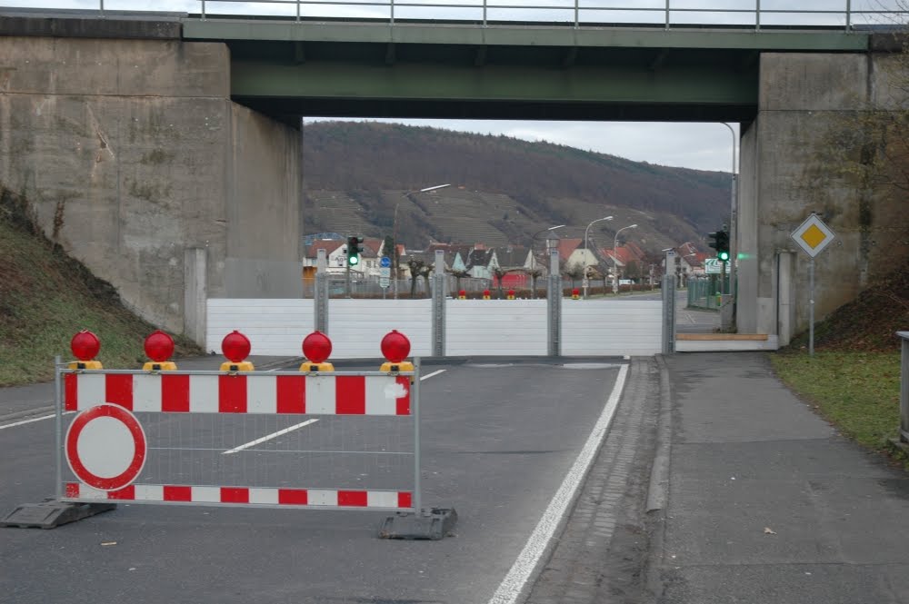 Eingesetzter Dammbalkenverschluß an der Wörther Bahnunterführung by Klaus Kukol