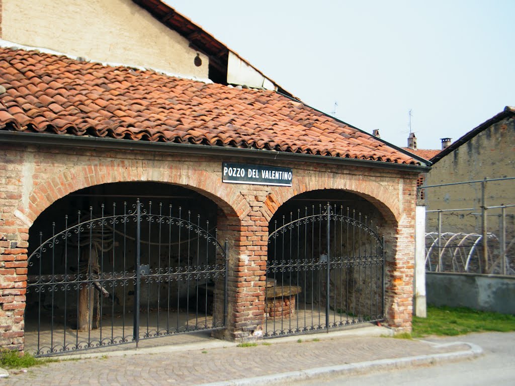 Pozzo con carrucola verticale, azionata da una corda manovrata dal vericello laterale. by crive1980