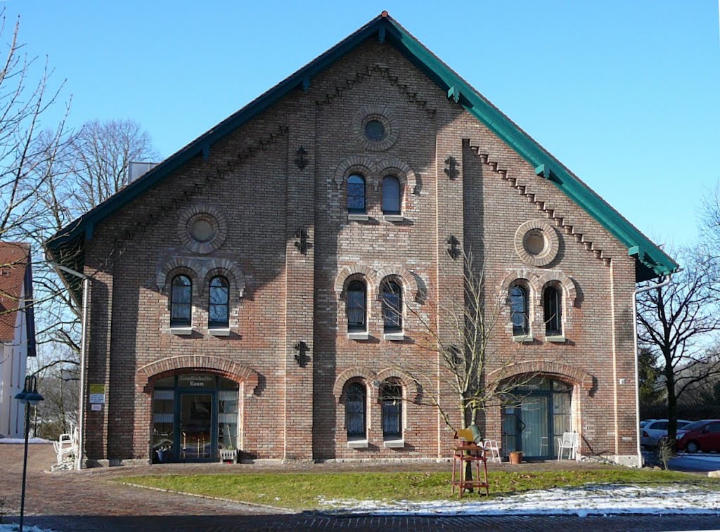 Der Ostgiebel der ehemaligen Brauerei (heute Kulturdenkmal) by J. Eichendorf