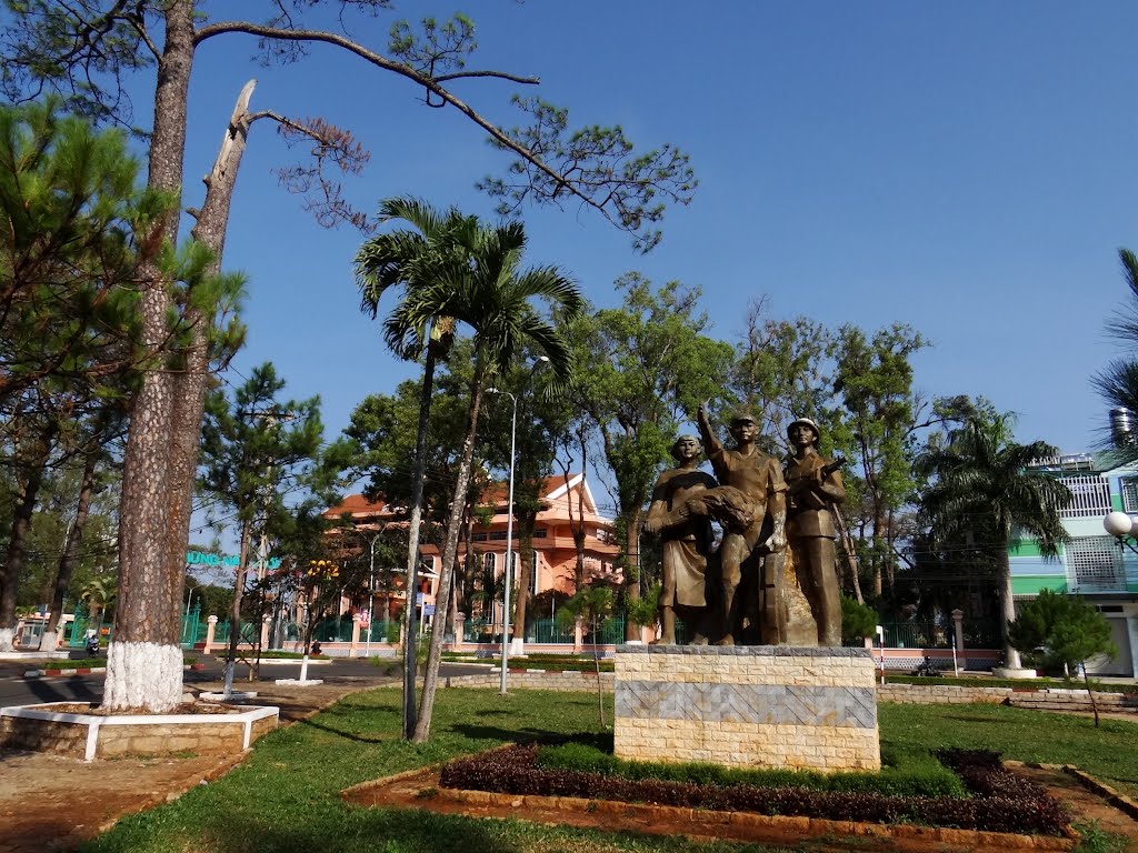 Tượng đài chiến thắng Pleiku by Ngọc Viên