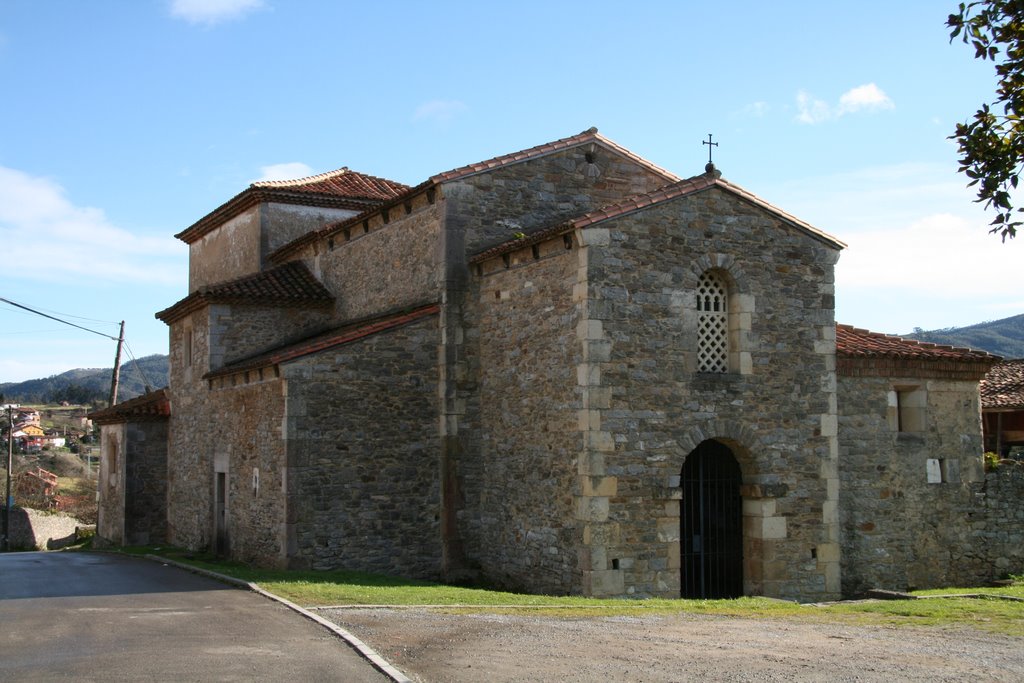 Iglesia de San Juan Evangelista en Santianes de Pravia by Antonio Cervera