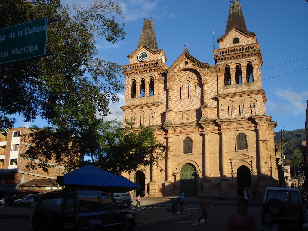 Iluminación al atardecer de la iglesia de San Antonio de Padua by alejandrino tobon