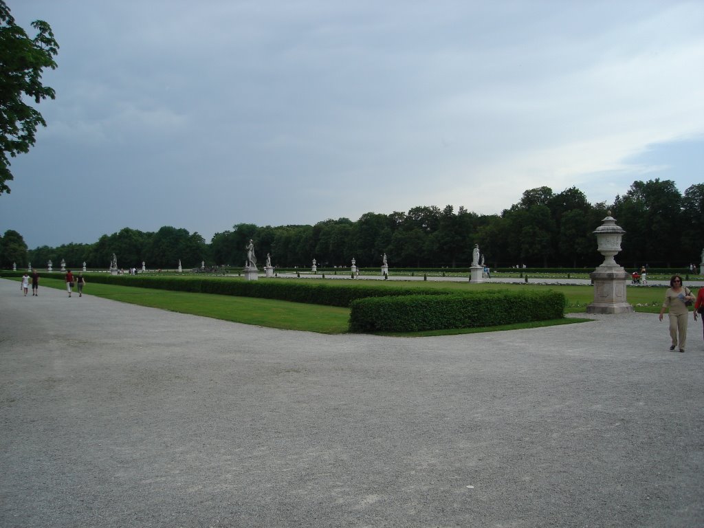 Jardim interno do Palácio de Nymphenburg by Luis Bruno Galvao Gu…