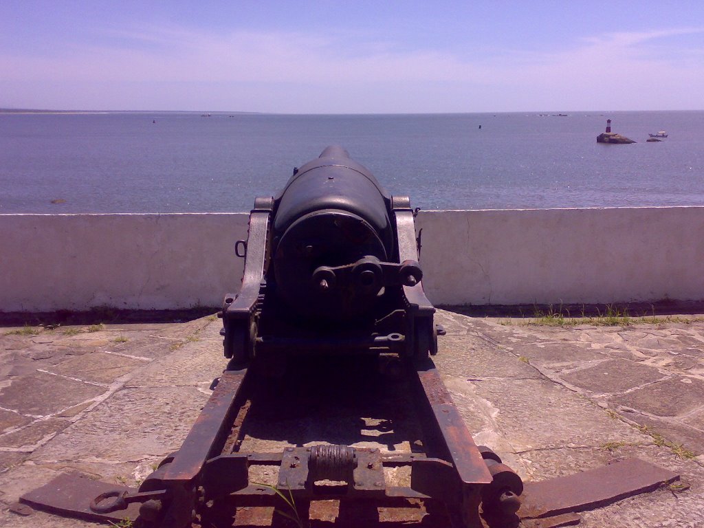 Canhão na Fortaleza de Nossa Senhora dos Prazeres by Luciano Andre Muller