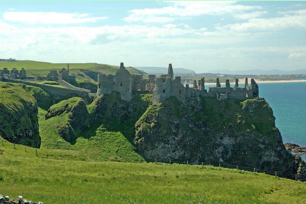 Dunluce Castle by kluke