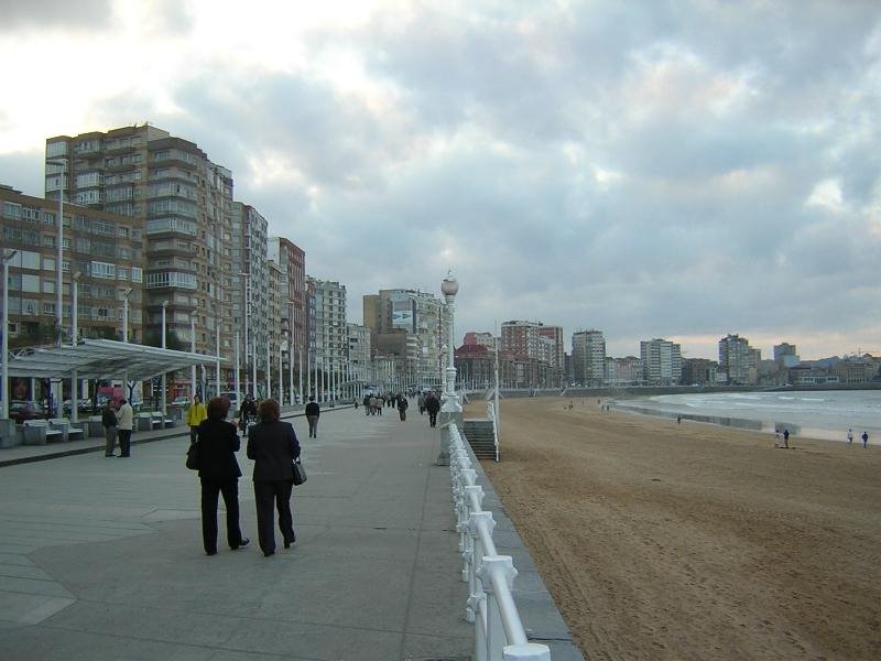 Gijòn, Playa de San Lorenzo by Giuseppe Faggioni