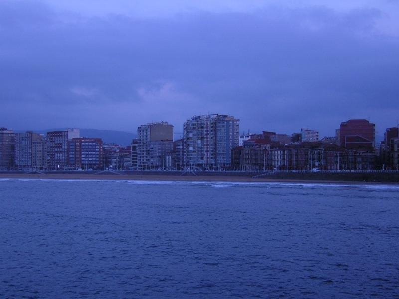 Gijòn, Playa de San Lorenzo by Giuseppe Faggioni