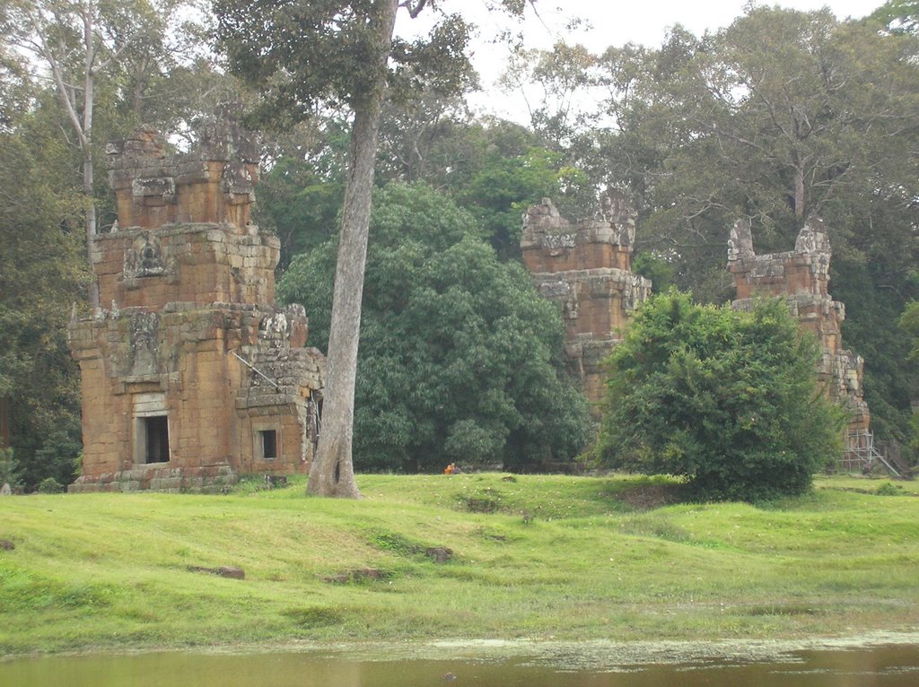 Angkor Tom by Nathalie & Tim