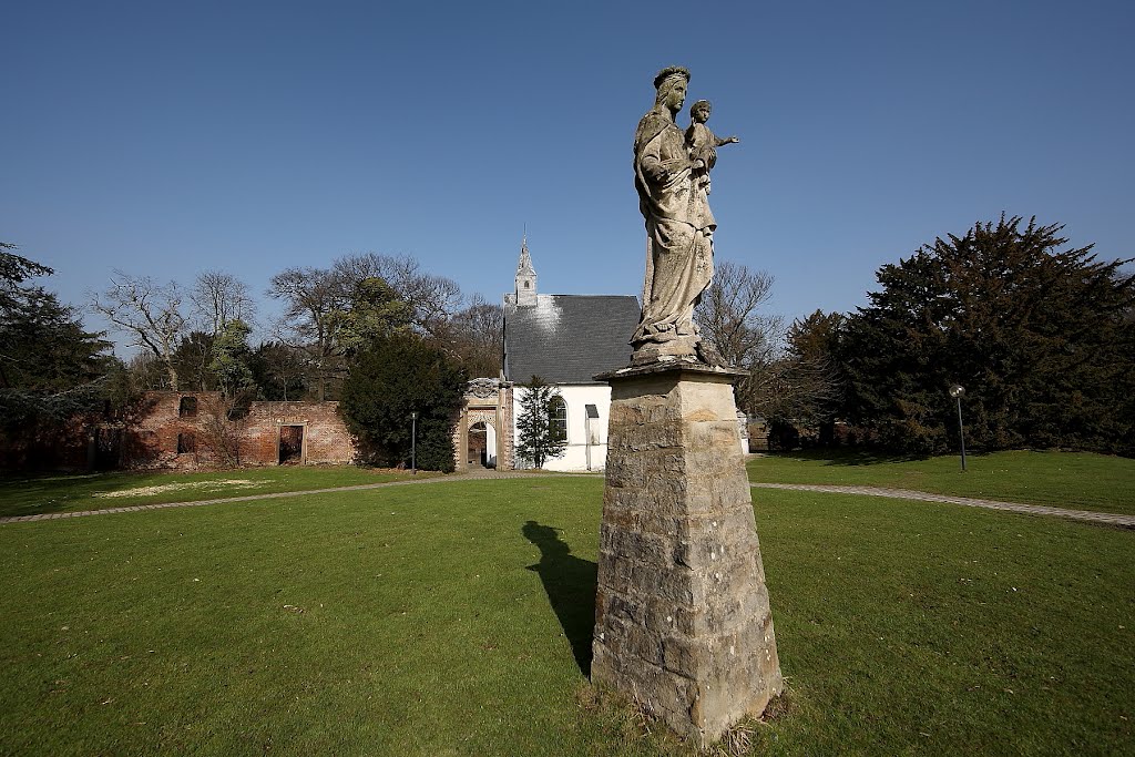 Marienfigur vor der Schlosskapelle by Alexkarl