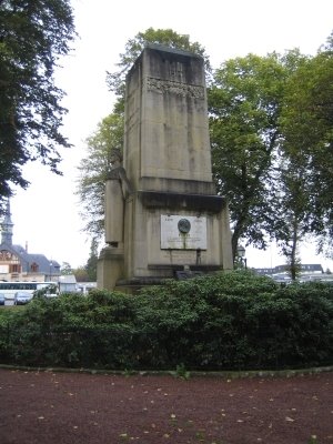 Senlis, Monument by berkemeijer