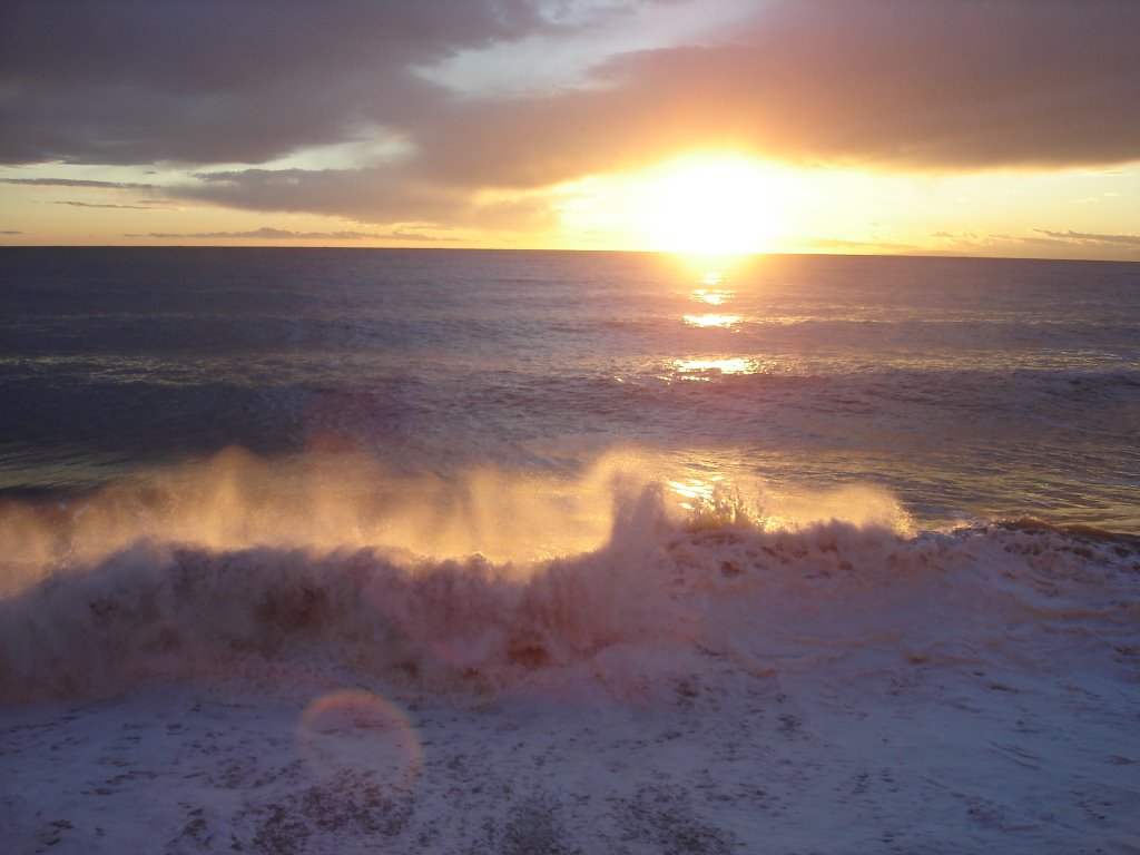 Sunset over the waves by © mauritrebbio