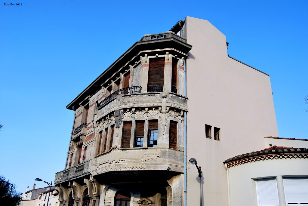 Cerbére: Edificio frente a la estación by Rosaflor