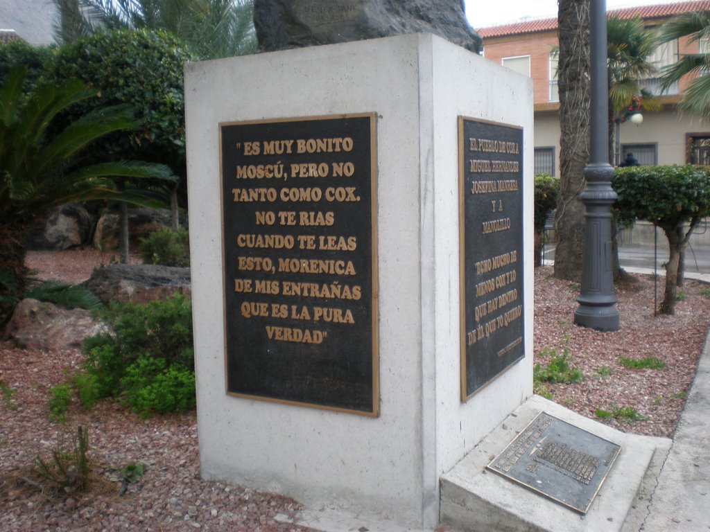 Inscripción lateral estatua Miguel Hernández y familia by Jose Antonio Cuenca Abela