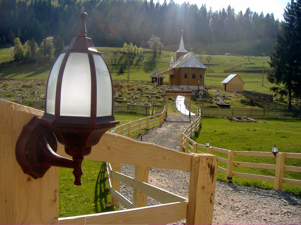 Biserica si cimitirul din catunul Ocoale by morcovel