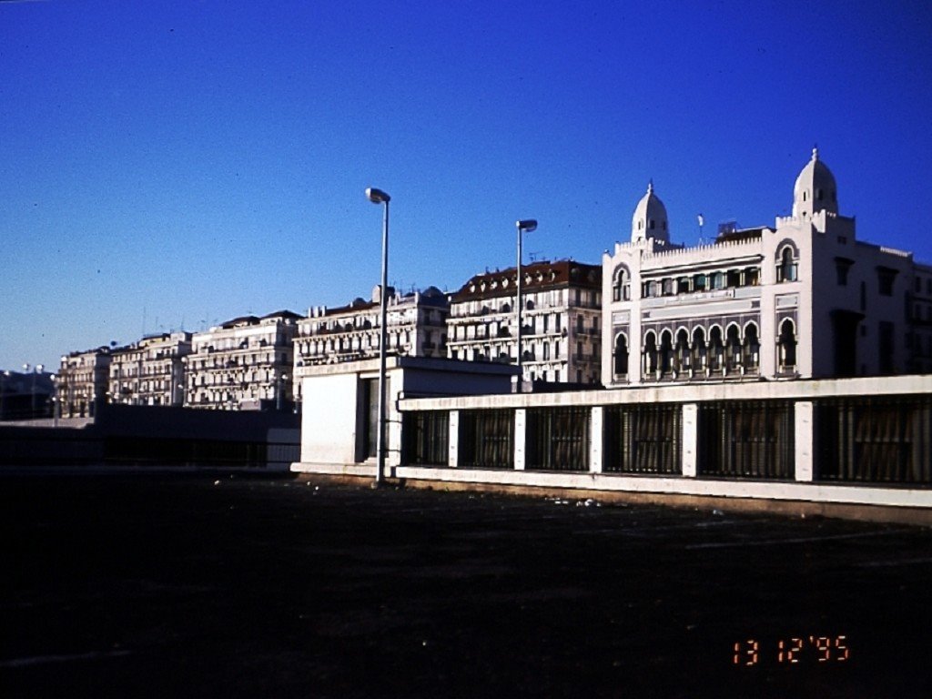 Beside Parlament by Jürgen Groppe