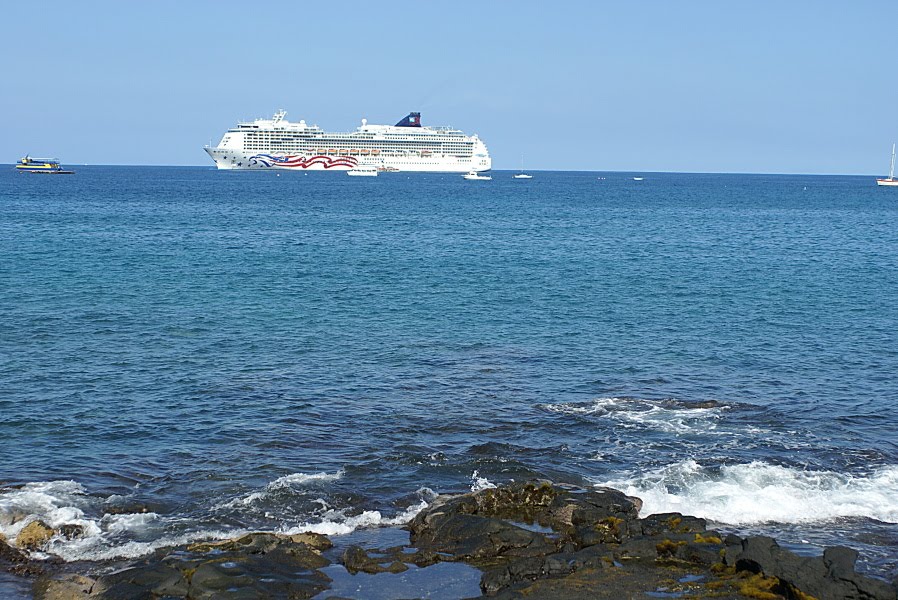 Cruise ship 大型客船 by Ken Matsu