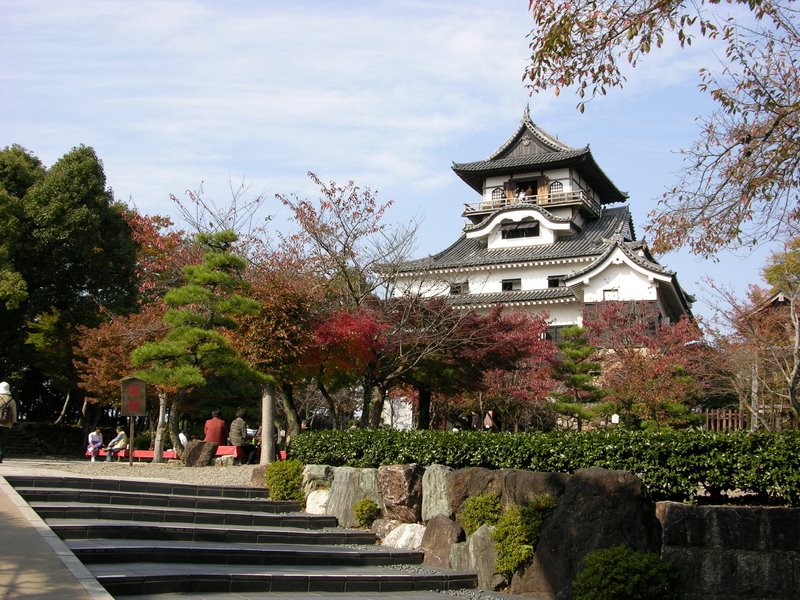 Small and cosy Inuyama castle by Familie Pustylnik