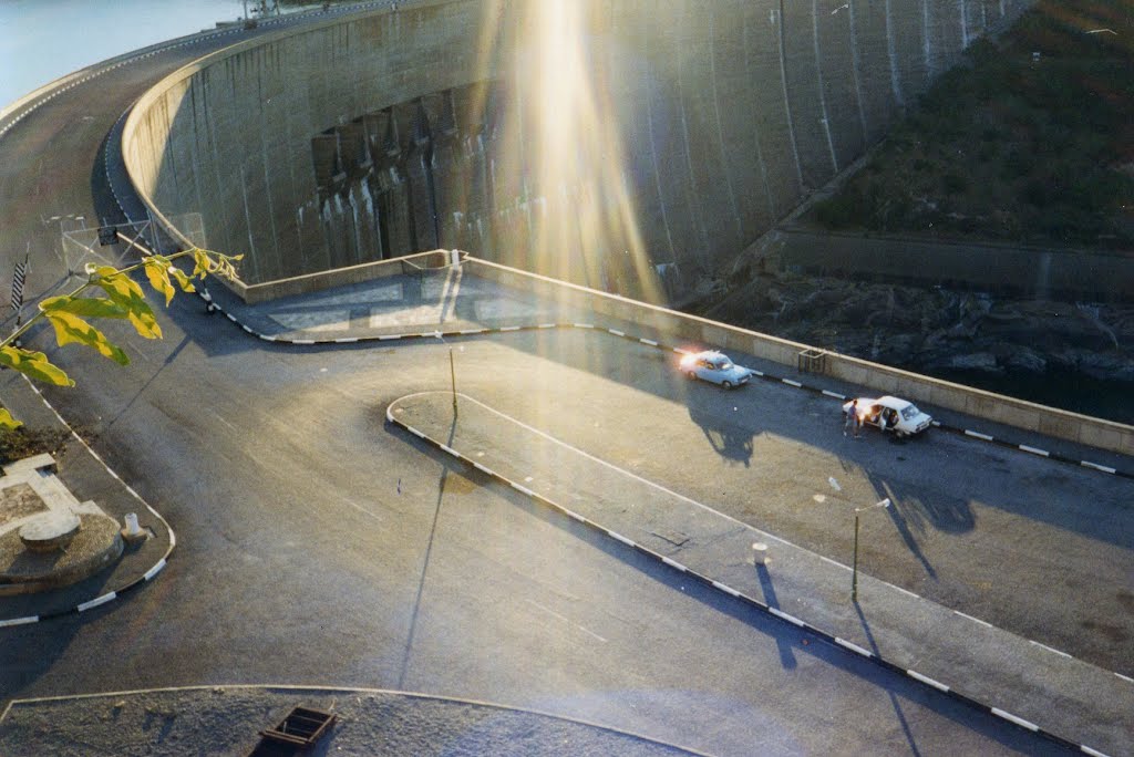 Kariba Dam Wall - Border post by vegon