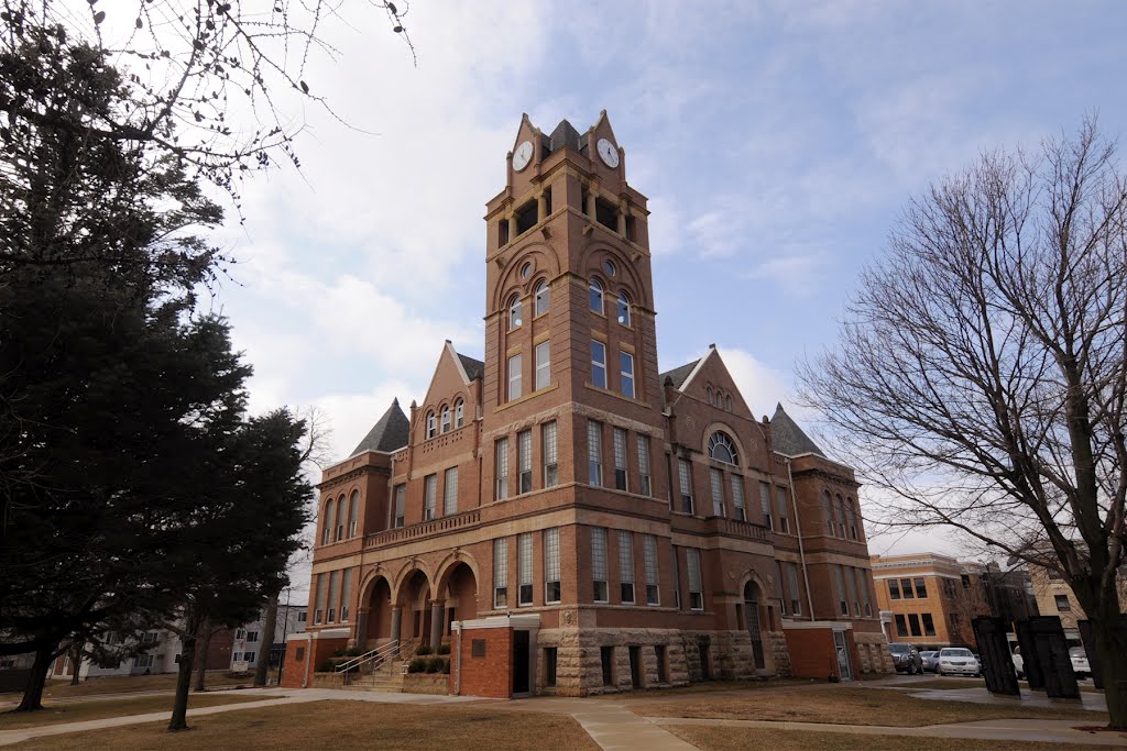 Winnebago Co. Courthouse (1897) Forest City, Iowa 3-2012 by TGrier