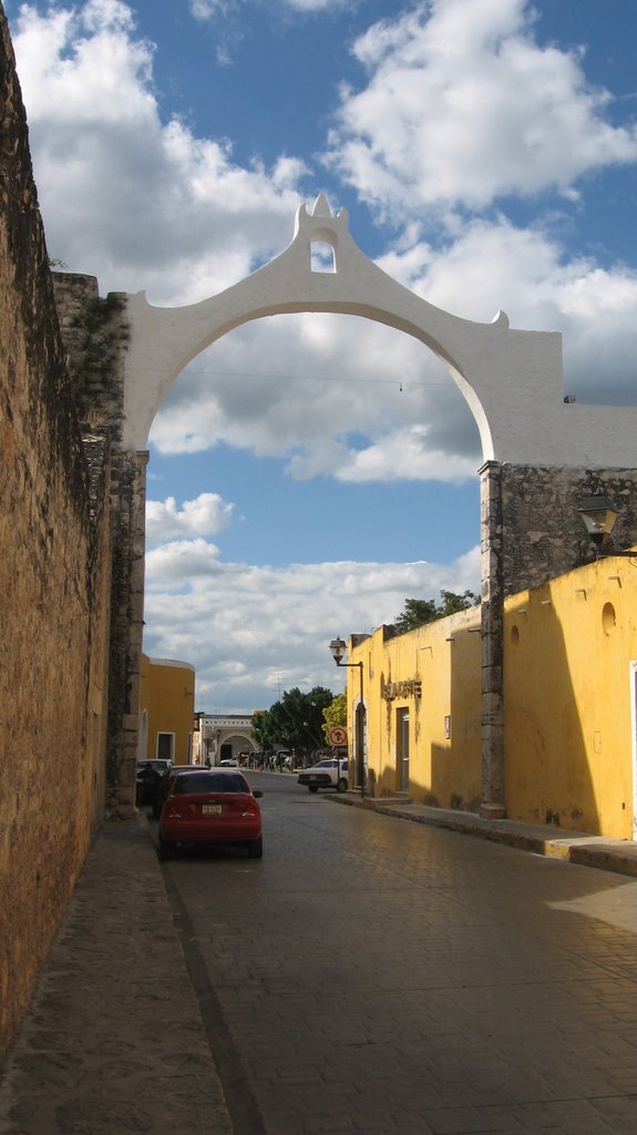 Arc in Izamal by LManza