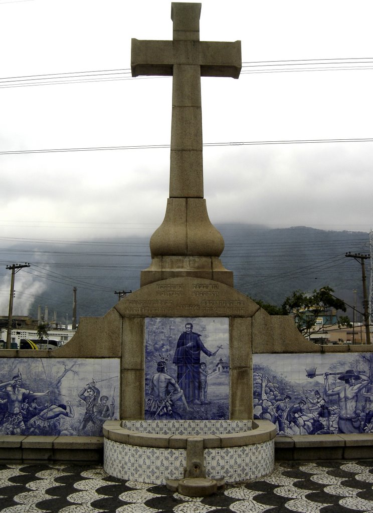 Cruzeiro Quinhentista - Cubatão, SP, Brasil. by André Bonacin