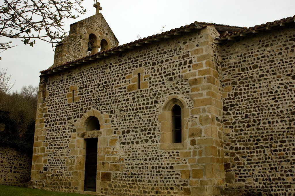 Saint-Paul d'Uzore, Chapelle romane. by Ghislain Samochwal