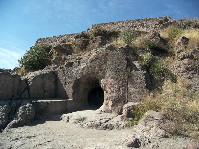 Cueva cerca del trono by Raúl Muñiz