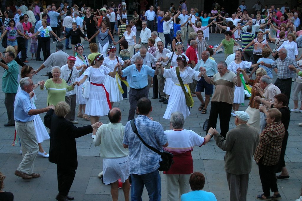 Folk dance by Petteri Kantokari