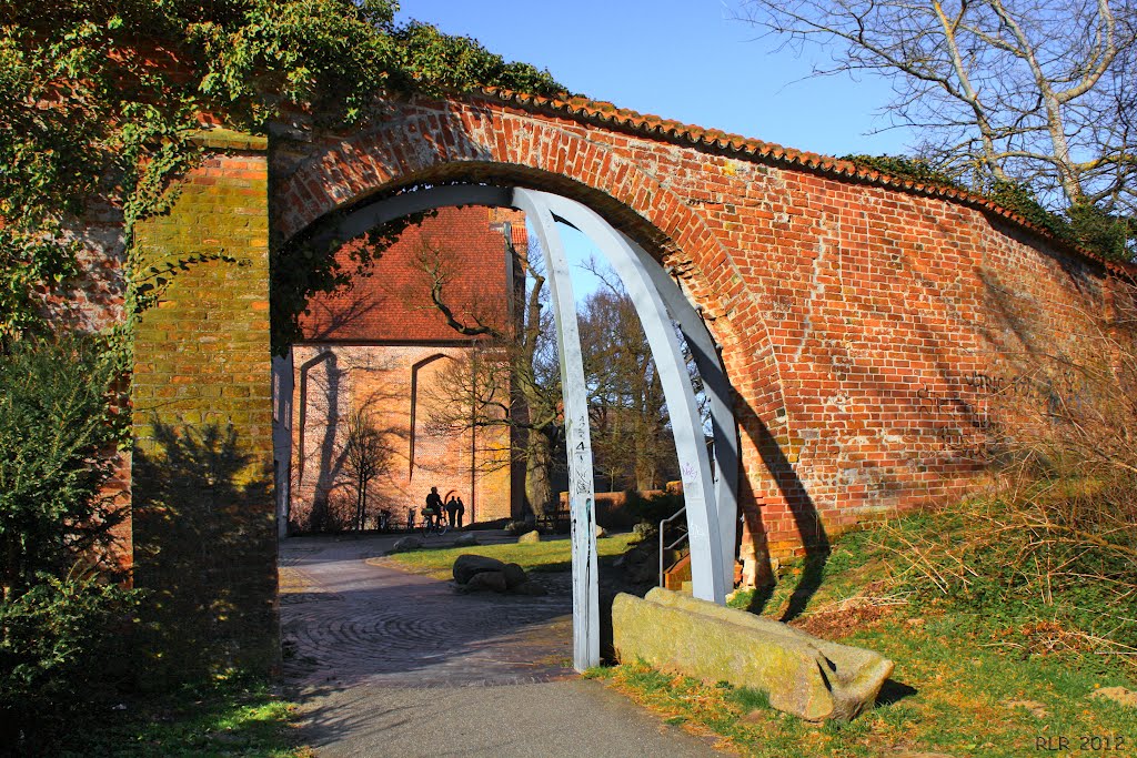 Ribnitz, Klostermauer von außen by Mecklenburg pro Panoramio