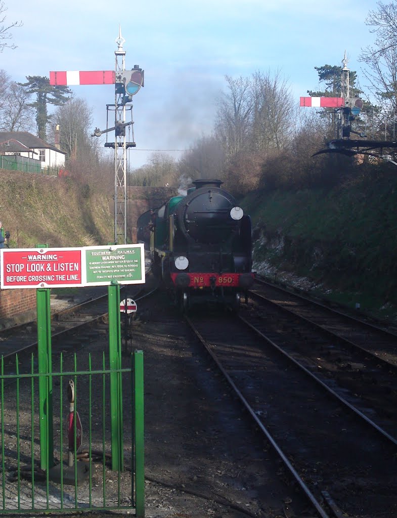 Watercress Line, Lord Nelson arrives at Alresford by bramblebushbay