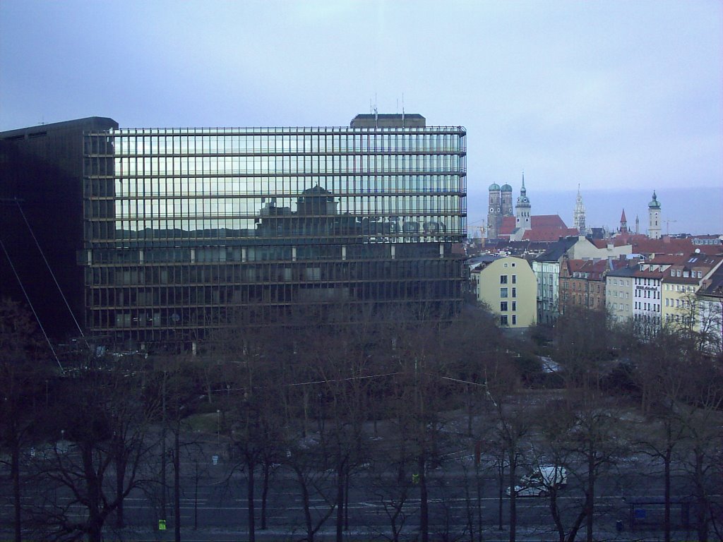 München Europäisches Patentamt, im Hintergrund die Frauenkirche by ©schw@bendude