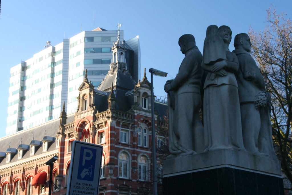 N.S. gebouwen vanaf het Spoorwegstakingsmonument W.O.II by Carl030nl