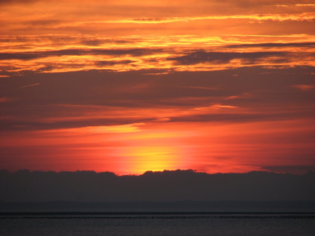 Coucher de soleil plage de FOURAS le 01-01-08 17h25 by DESRENTES ERIC