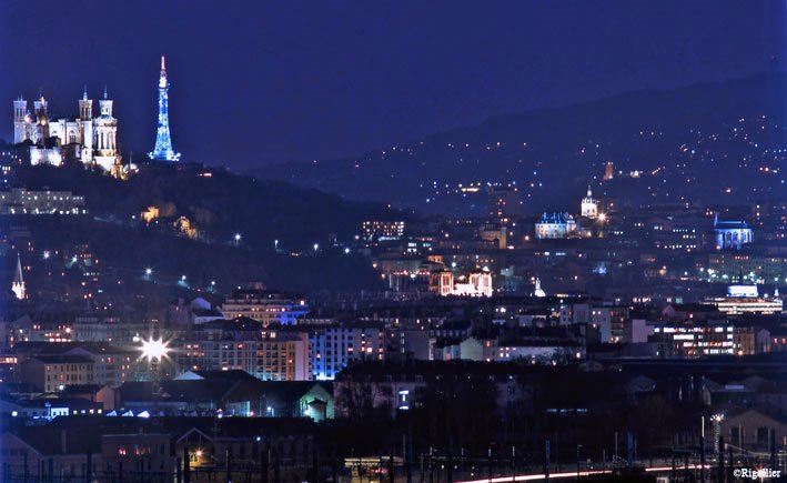 Vue générale de Lyon la nuit by Arktos,