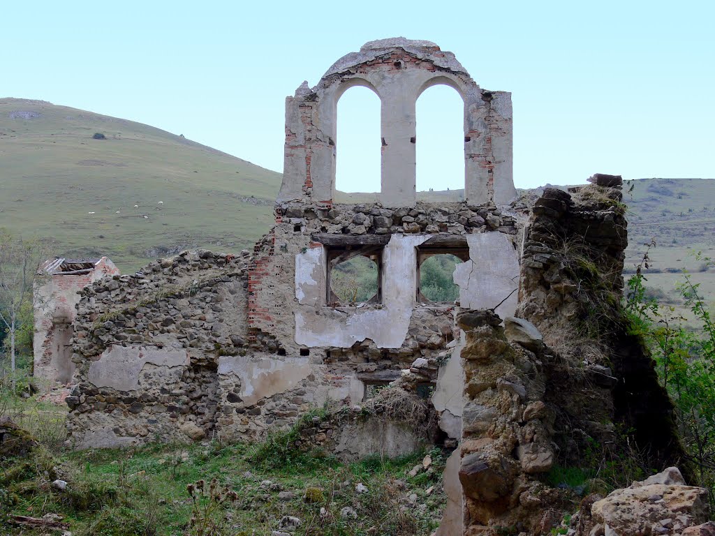 ANGUTA (Despoblado de Valgañón). 2006. 09. Ruinas de la iglesia de la Asunción de Nª Señora. by Carlos Sieiro del Nido