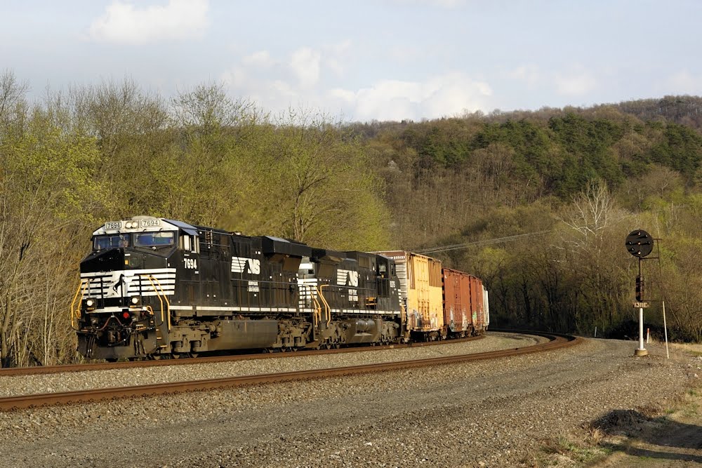 An NS westbound mixed freight passes classic PRR signals by Trackside138