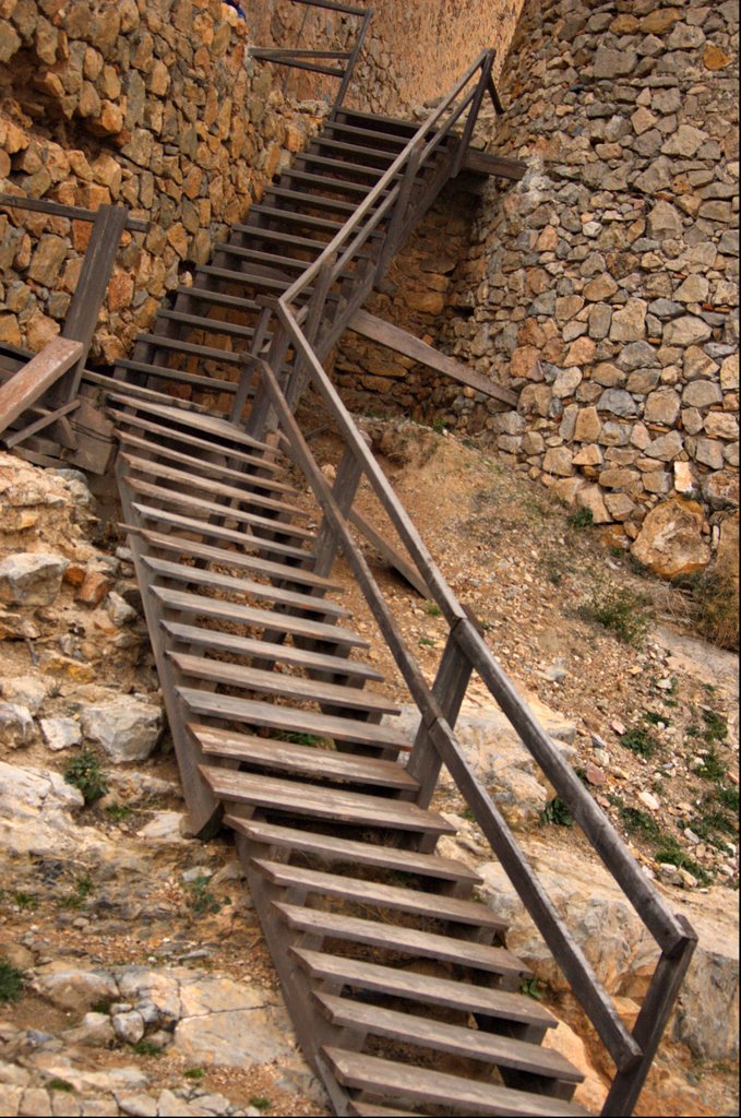 ESCALERA CASTILLO DE CONSUEGRA by titovaldezarza