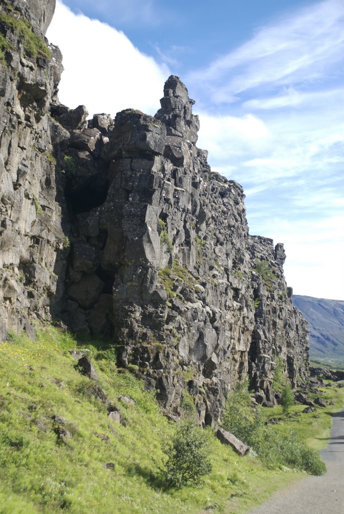 Almannagjá́, Þingvellir, Ísland by Martin Kuegler