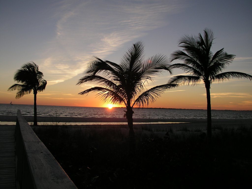 The sun goes down in ft myers beach by kingcobra007