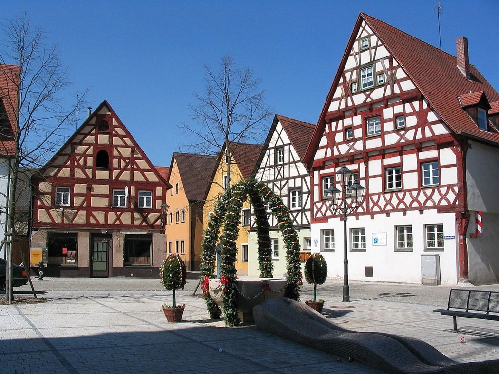 Marktplatz mit Brunnen im Osterkleid (2003) by Artur Lutz