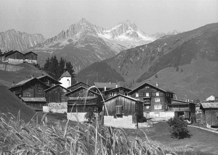 Surrein bei Sedrun mit Piz Culmatsch (1974) by basis104