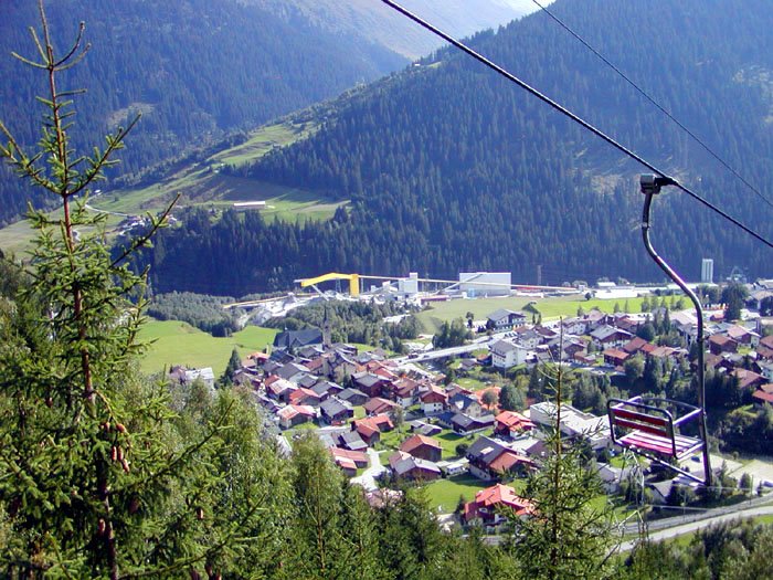 Sedrun von der inzwischen abgerissenen Sesselbahn Cungieri aus, September 2005 by basis104