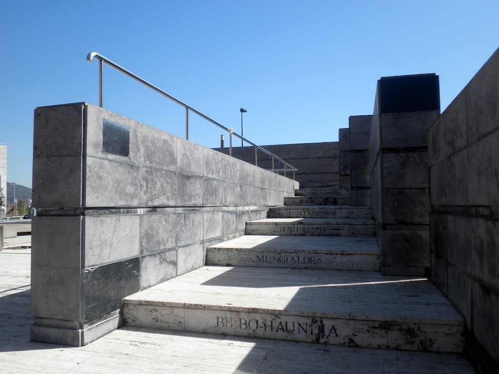 Inscripción de los nombres de las comarcas de Bizkaia en el monumento a José María Makua, primer Diputado General de la Diputación Foral de Bizkaia tras la instauración de la democracia by xabier3007