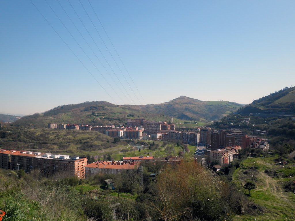 Vista de Arrigorriaga (izquierda al fondo) y del barrio bilbaíno de La Peña (resto) by xabier3007