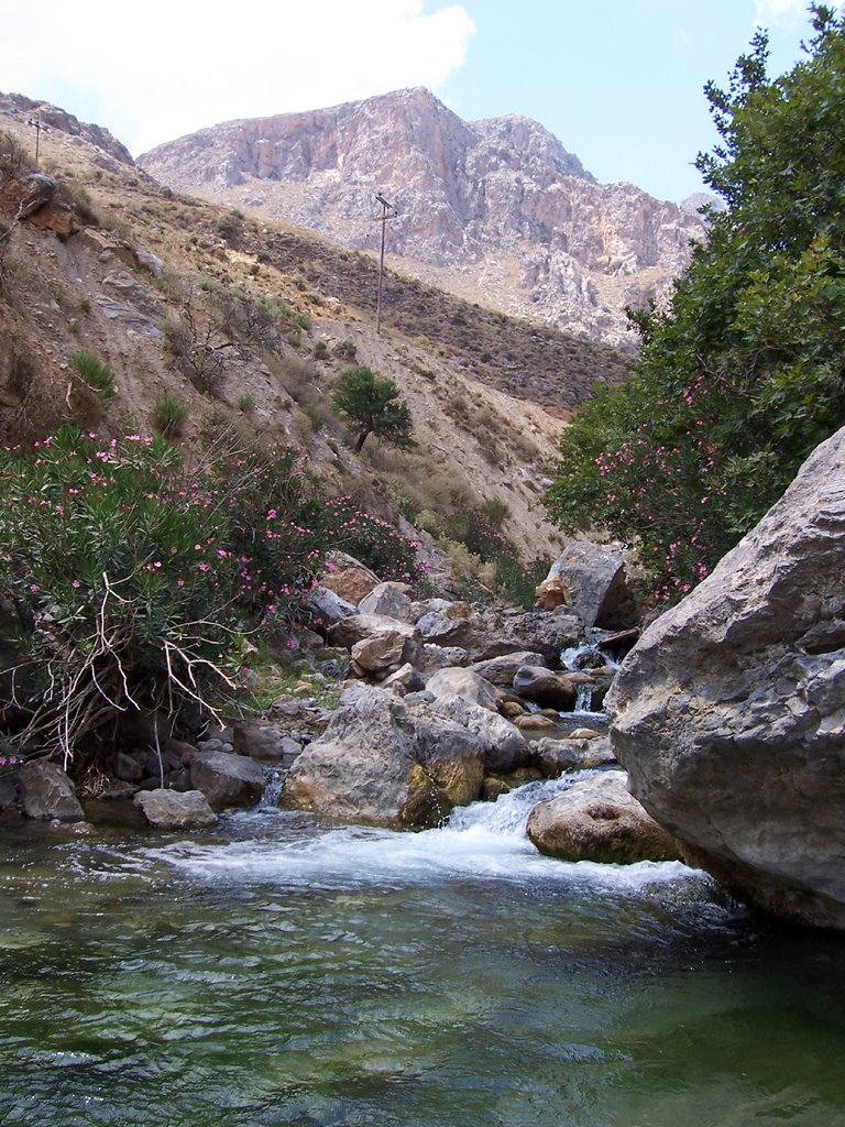 Wassertreppe in der Kourtiliotiko-Schlucht by tigriszka