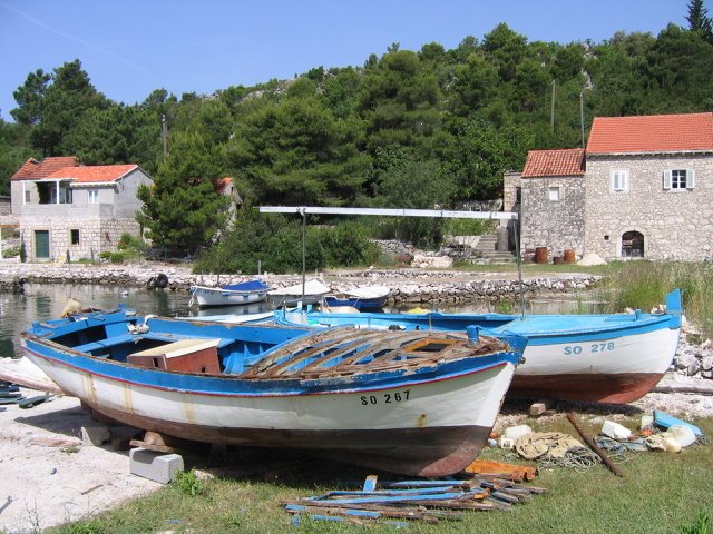 Boat repair in Banici by Gábor Ligeti