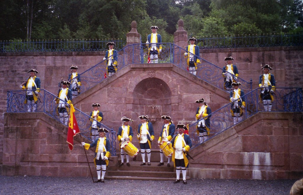 Senones: Relève de la garde des princes de salm dans les jardins de la résidence du frère du Prince by girodpi